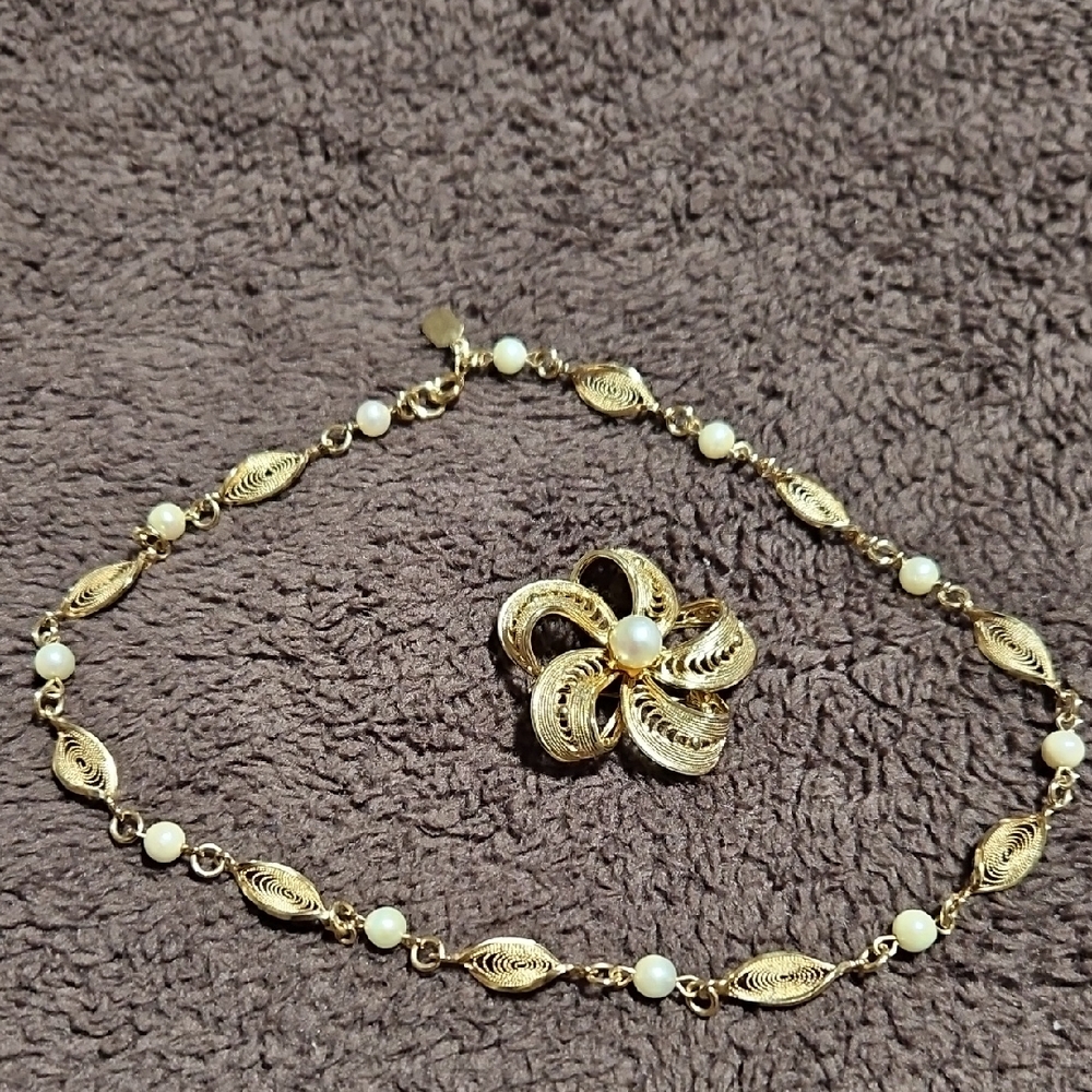 Elegant Gold and Pearl Jewelry Set